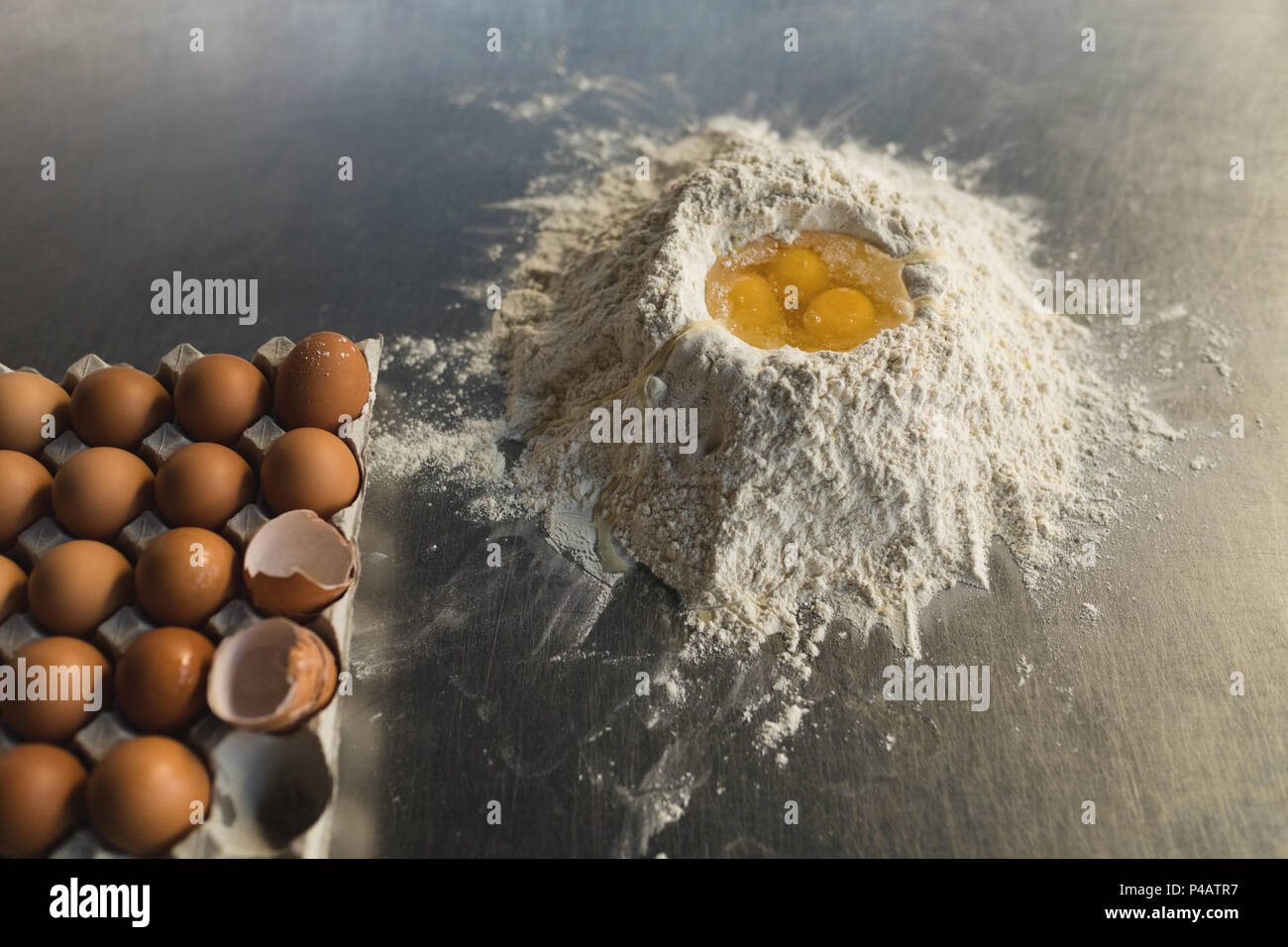 Mehl mit Eigelb in Bäckerei Stockfoto