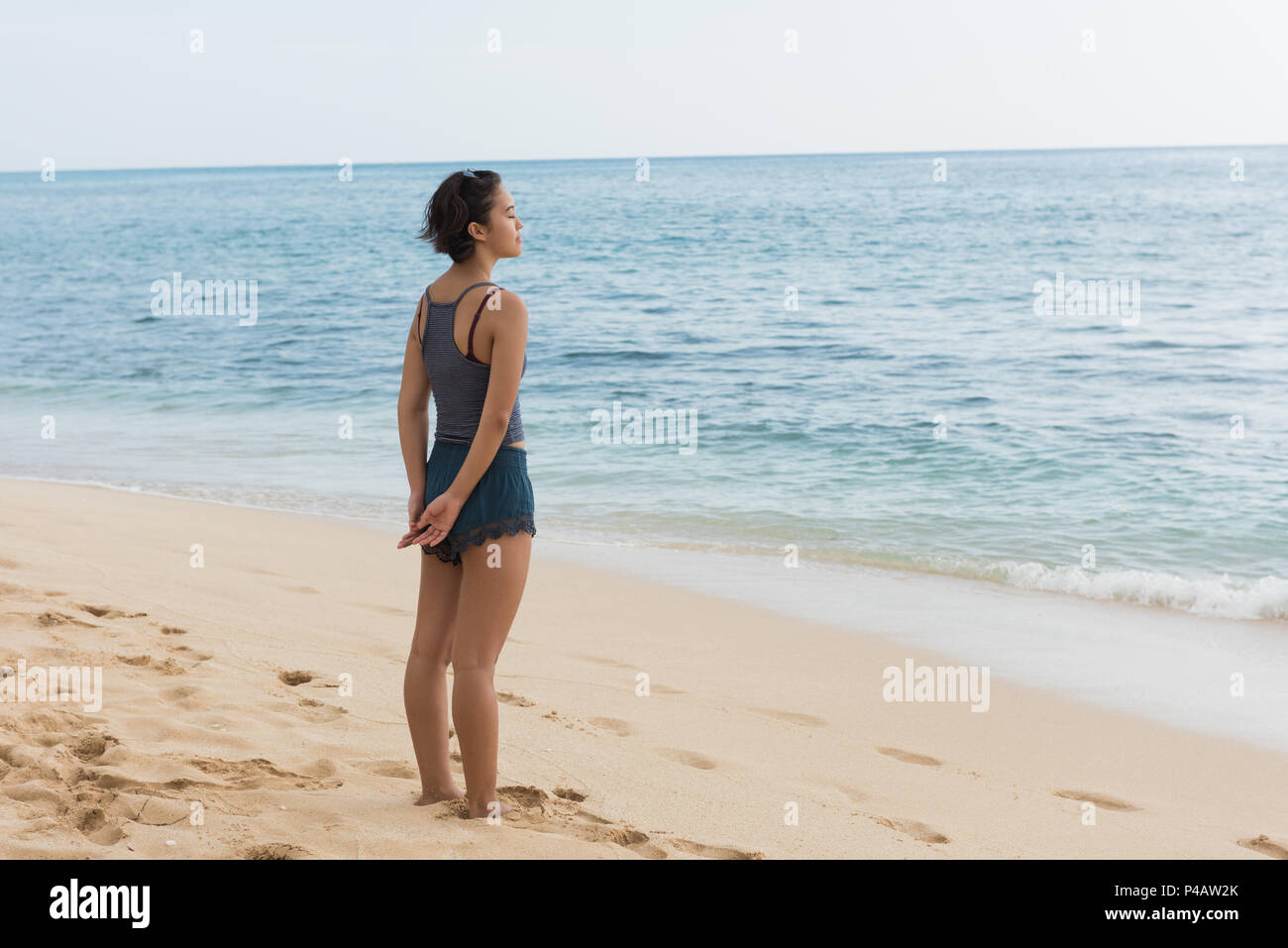 Frau mit Augen, die in der Strand geschlossen Stockfoto