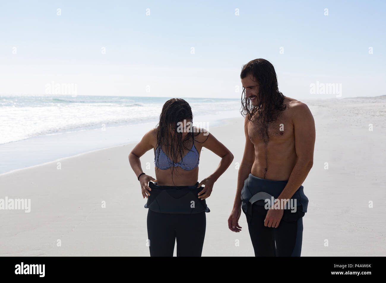 Paar mit einander interagieren Surfer Stockfoto