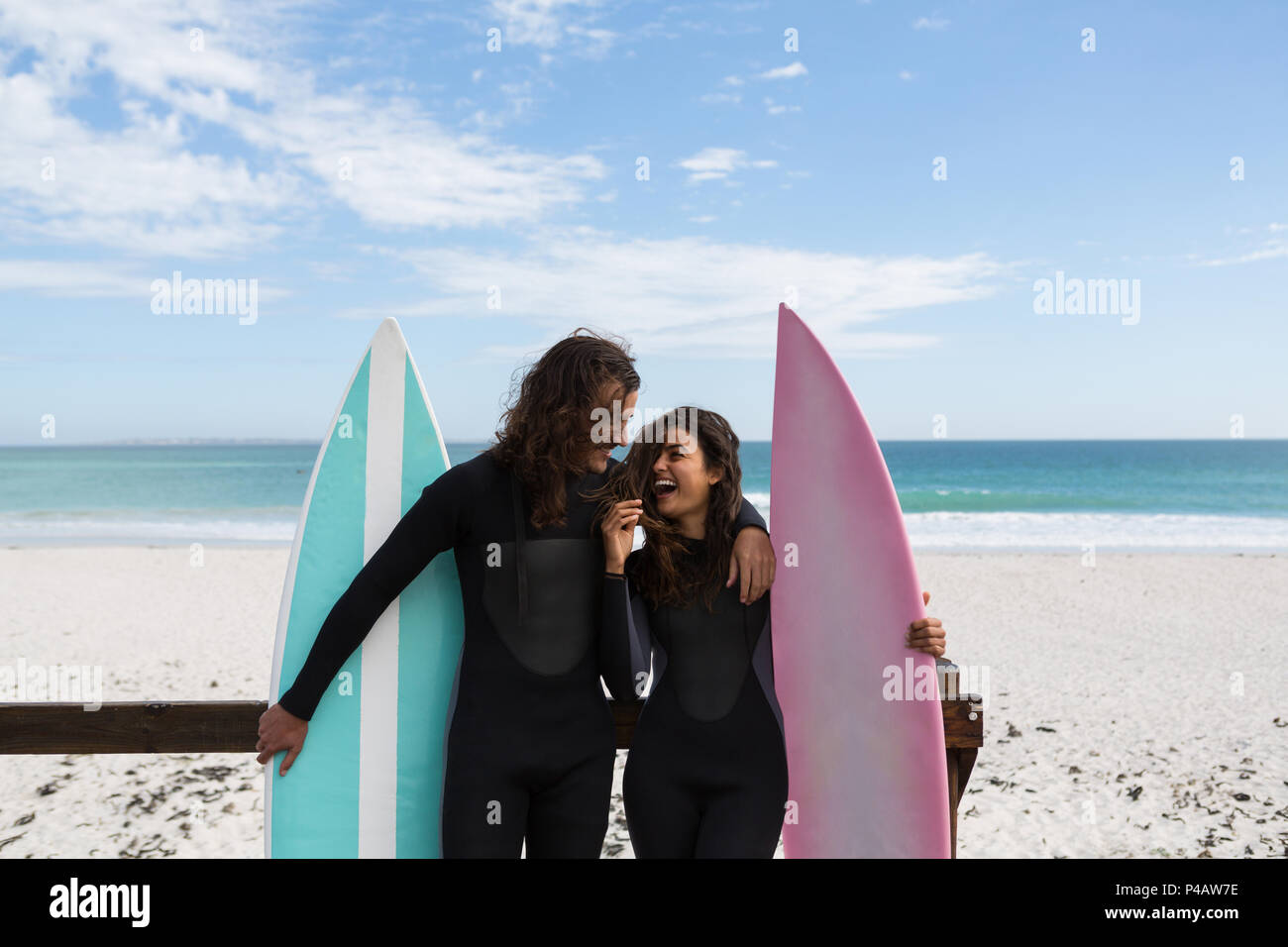 Surfer Paar stehend mit Surfbrett in den Strand Stockfoto