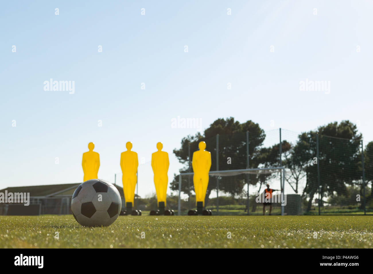 Fußball-Training Ausrüstung und Fußball im Feld Stockfoto