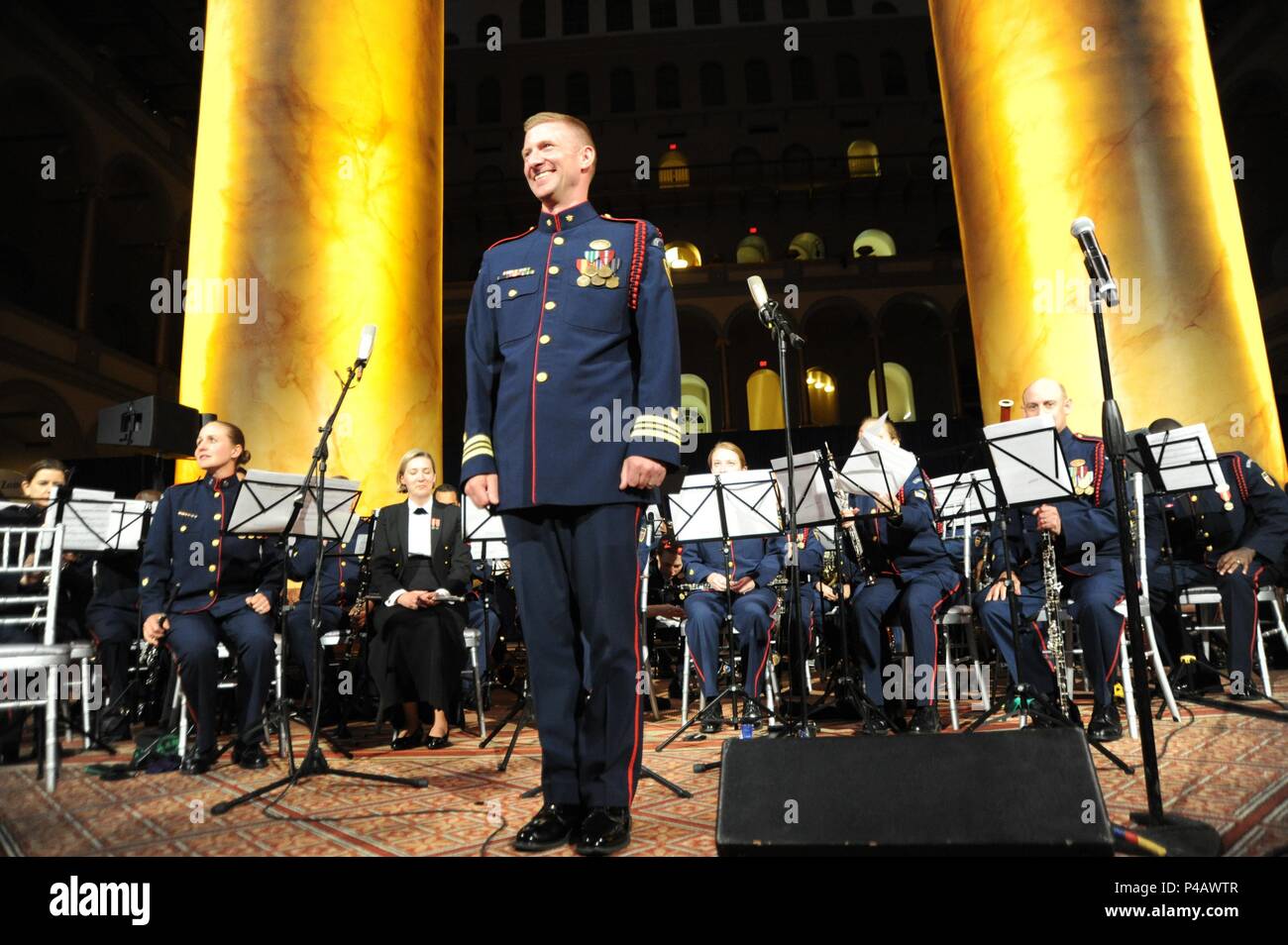 Coast Guard Lt.Cmdr. Adam R. Williamson, Direktor der Coast Guard Band, schließt die Leistung an der 14. ordentlichen Hauptversammlung der Küstenwache Stiftung zollt die Band zu der United States Coast Guard in der Hauptstadt unserer Nation, im National Building Museum, Washington, D.C. Juni 5, 2018, 5. Juni 2018. Coast Guard Foto von Petty Officer 2. Klasse Lisa Ferdinando. () Stockfoto
