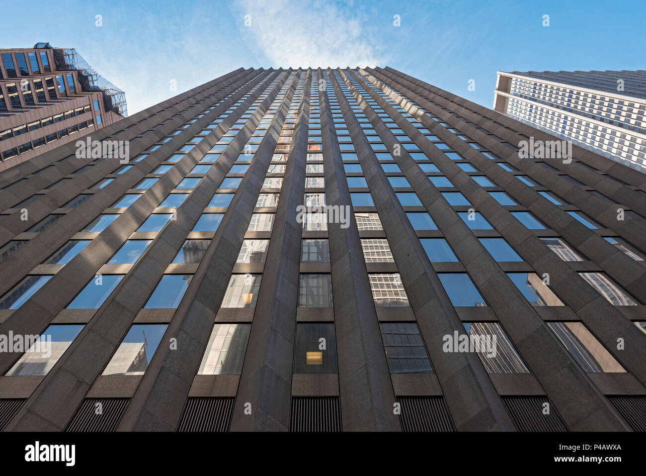 Low Angle View von CBS Gebäude (Black Rock) an der Sixth Avenue in Manhattan, New York City, USA Stockfoto