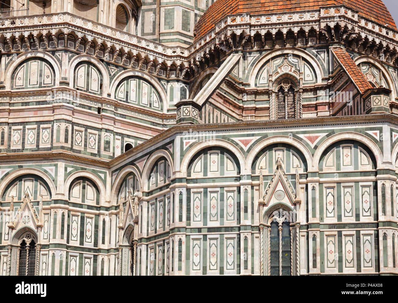Prunkvolle neo-gotische Fassade der Kathedrale Santa Maria del Fiore oder die Kathedrale von Florenz (Il Duomo di Firenze), einem berühmten UNESCO-Weltkulturerbe ein Stockfoto