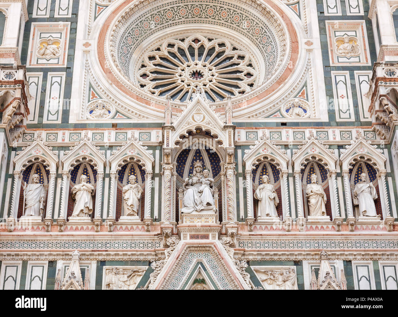 Prunkvolle neo-gotische Fassade der Kathedrale Santa Maria del Fiore oder die Kathedrale von Florenz (Il Duomo di Firenze), einem berühmten UNESCO-Weltkulturerbe ein Stockfoto