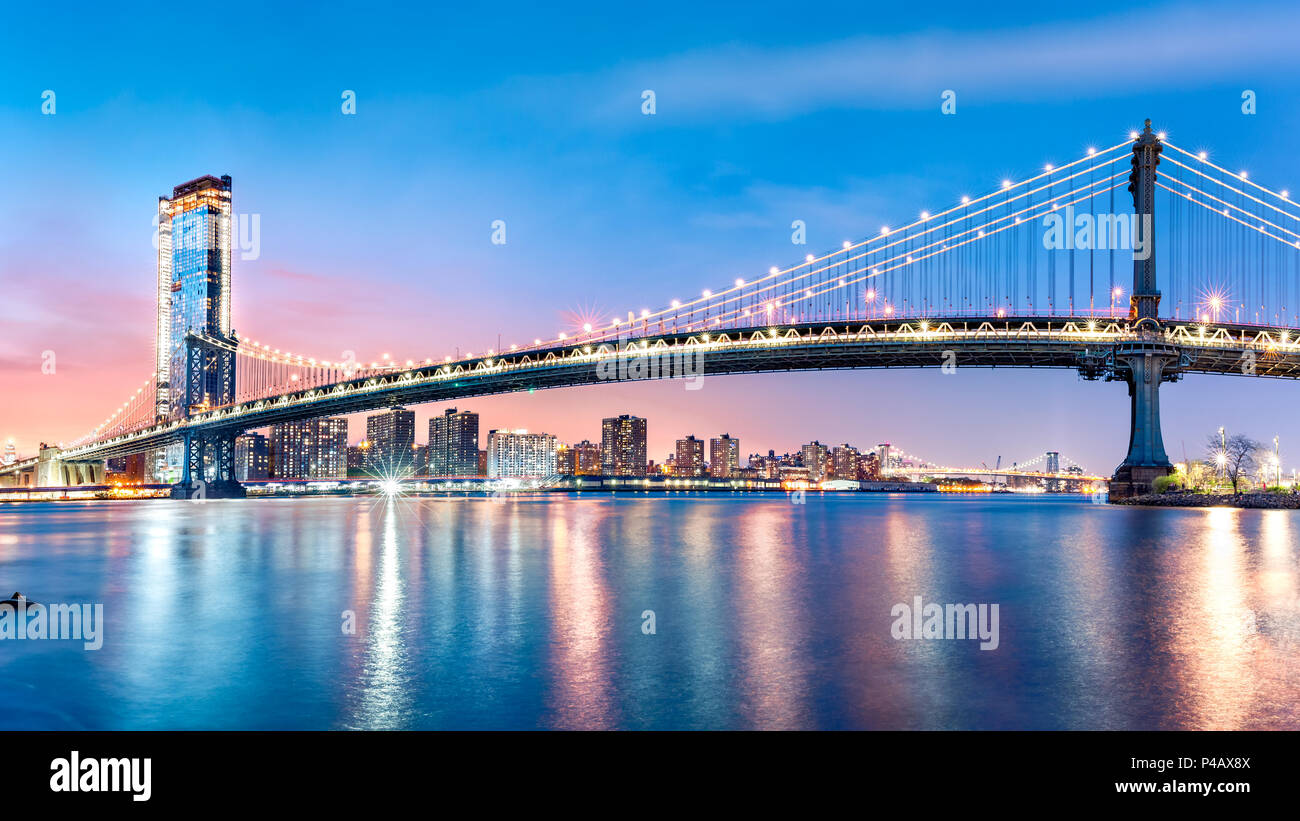 Manhattan Bridge Panorama in der Morgendämmerung Stockfoto