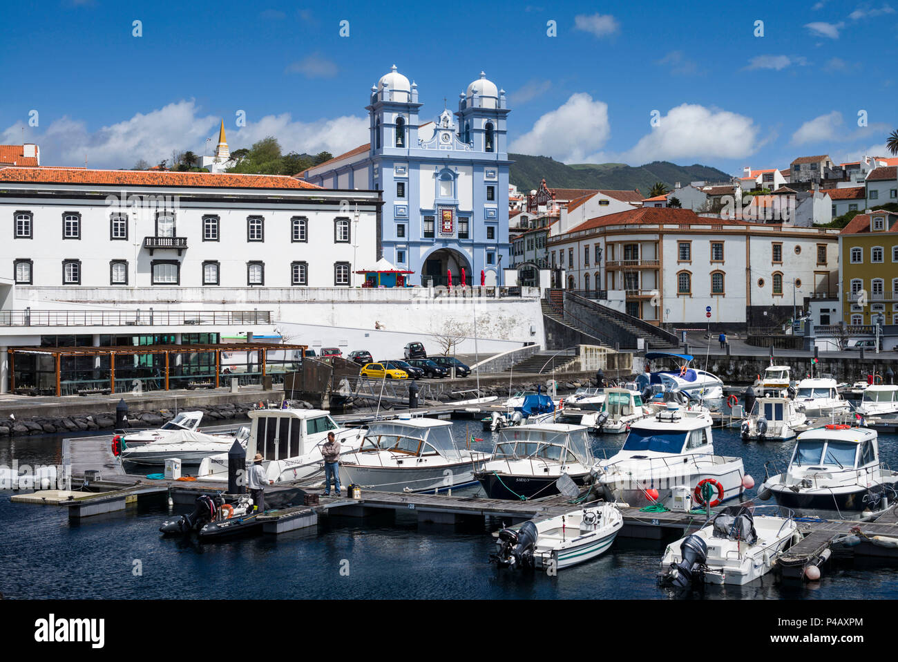 Portugal, Azoren, auf der Insel Terceira, Angra do Heroismo, Igreja da Misericordia Kirche und die Marina Stockfoto