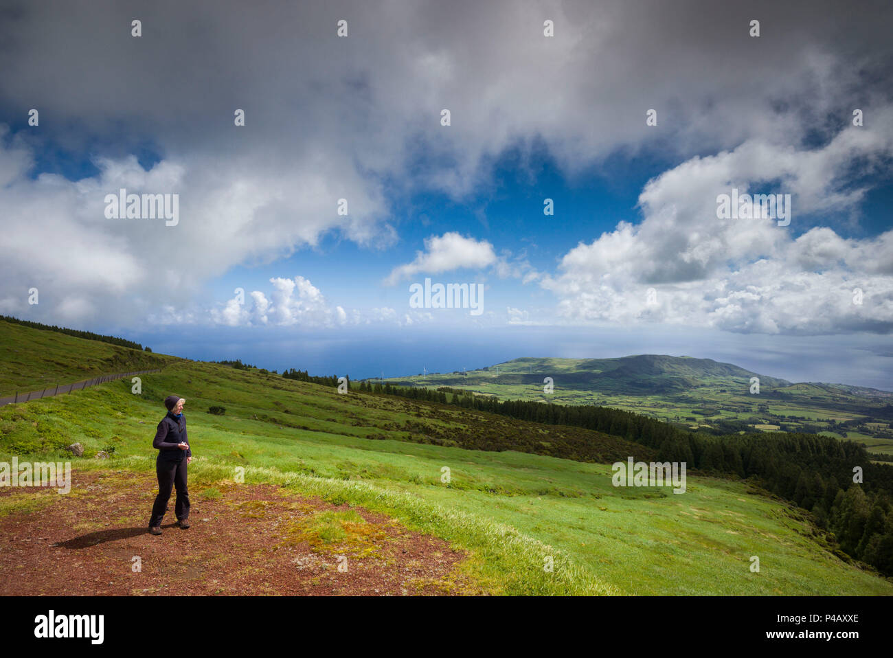 Portugal, Azoren, Faial Island, Cabeco Gordo, Blick nach Pico Island von der Caldera rim Stockfoto