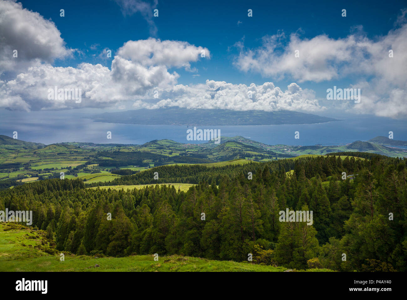 Portugal, Azoren, Faial Island, Cabeco Gordo, Blick nach Pico Island von der Caldera rim Stockfoto