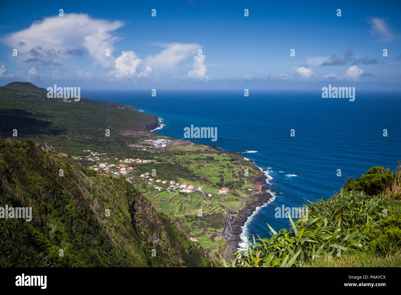 Portugal, Azoren, Faial Island, Baia de Ribeira, erhöhten Blick auf Porto da faja Stockfoto