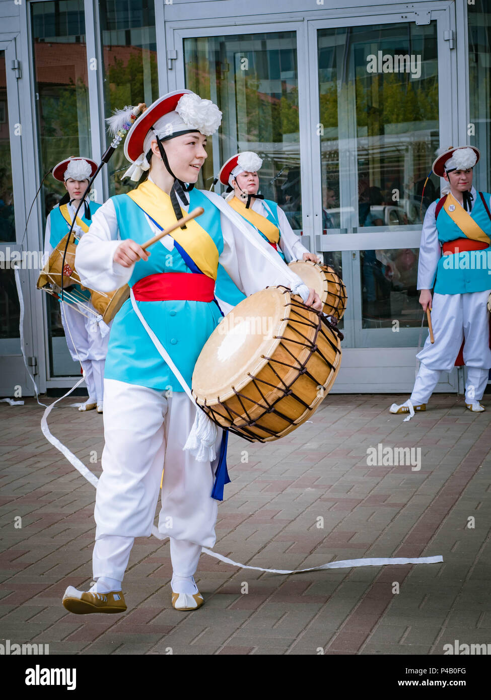 Moskau, Russland, 12. Juli 2018: Traditionelle koreanische Musikinstrumente. Eine Gruppe von Musikern und Tänzern in hellen Farben führen traditionelle Ko Stockfoto