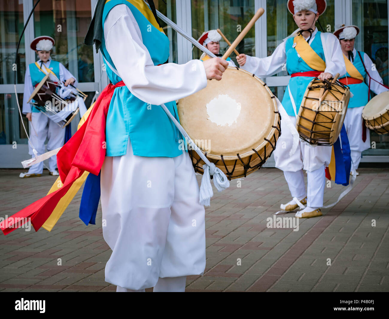 Moskau, Russland, 12. Juli 2018: Traditionelle koreanische Musikinstrumente. Eine Gruppe von Musikern und Tänzern in hellen Farben führen traditionelle Ko Stockfoto