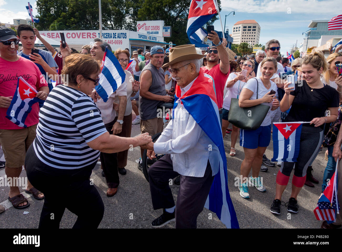 Anlässlich der Nachricht vom Tod Fidel Castros am 11. November 2016 haben kubanische amerikanische Demonstranten in der Calle Ocho in Miami, Floridas Little Havana, gefeiert Stockfoto