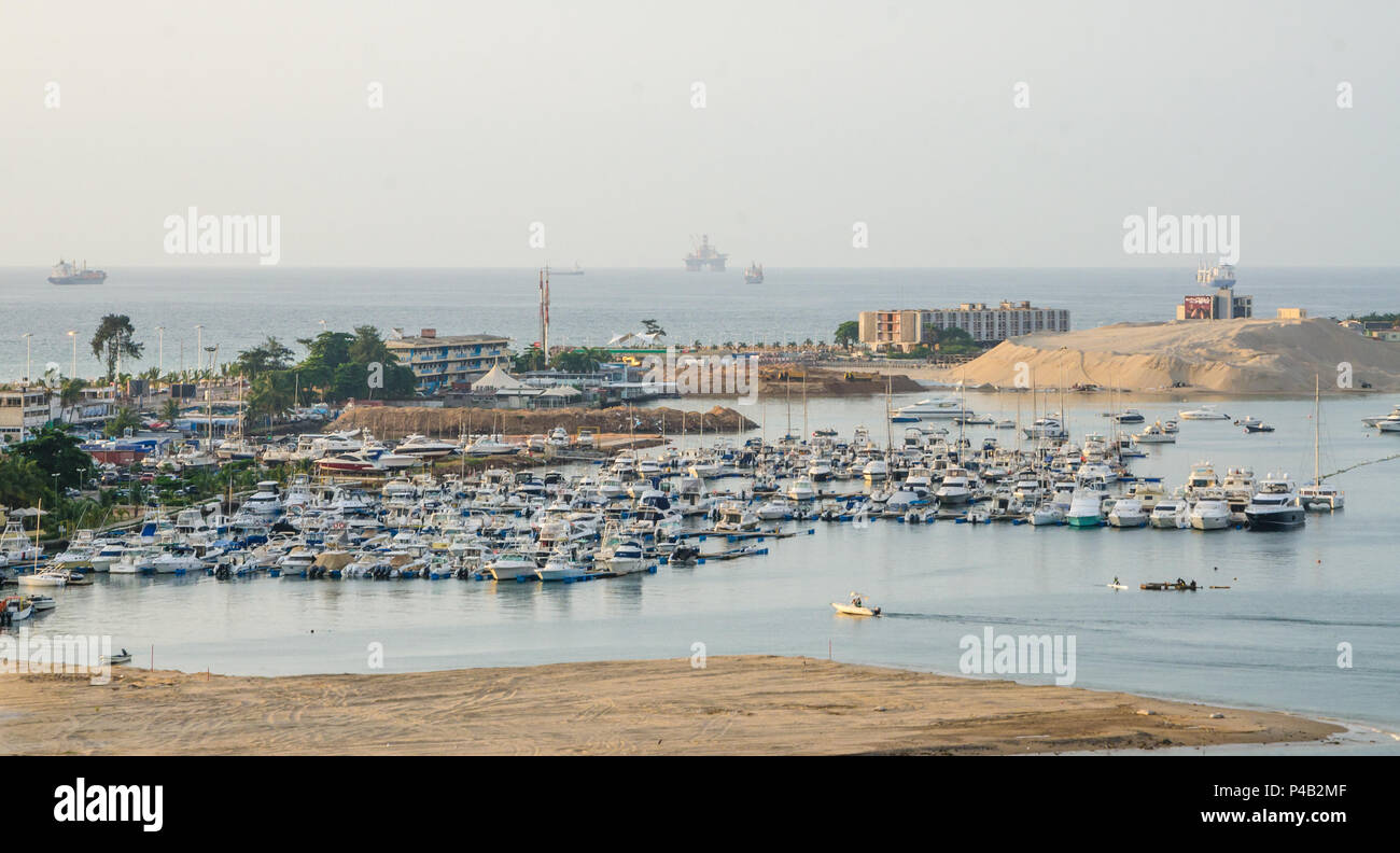 Luanda Yacht Club oder Clube Naval de Luanda mit viele Boote in der Bucht von Luanda, der Hauptstadt von Angola, Afrika. Stockfoto