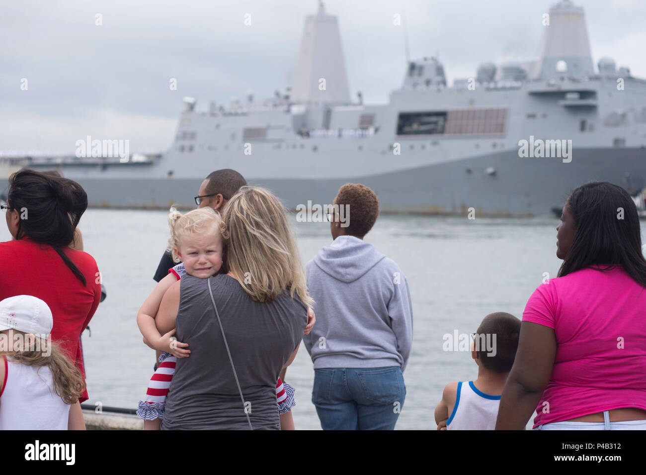 160625-N-TA 425-384 Norfolk, Virginia (25. Juni 2016) Kristen Neue und ihre Töchter Avery und Harper watch die Abfahrt von ihrem Ehemann Quartermaster 2. Klasse Christopher Neue an Bord der USS San Antonio (LPD 17). USS San Antonio fährt Naval Station Norfolk als Teil der Wasp Amphibious Ready Gruppe (WSP ARG) Einsatz zur Unterstuetzung der Maritime Security Operations und Theater Sicherheit Zusammenarbeit in den USA am 5. und 6 Flotte Verantwortungsbereiche. WSP ARG umfasst amphibischen Squadron 6, USS Wasp (LL 1), USS San Antonio (LPD 17), USS Langley (LSD 41) und dem 22 Marine Expeditionar Stockfoto