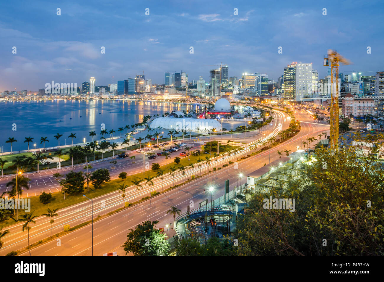 Skyline der Hauptstadt Luanda, die Bucht von Luanda und die Strandpromenade mit Highway am Nachmittag, Angola, Afrika. Stockfoto