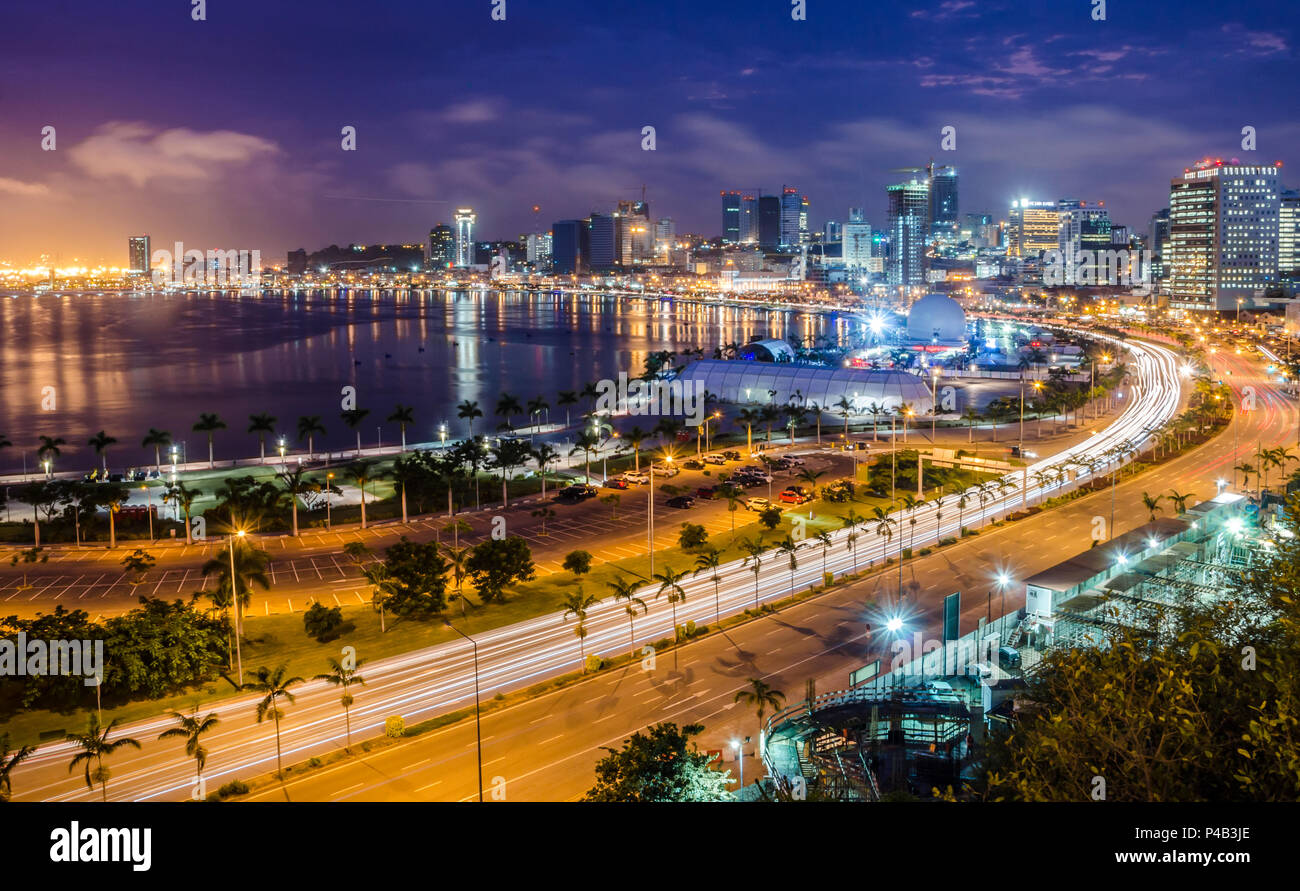 Skyline der Hauptstadt Luanda, die Bucht von Luanda und die Strandpromenade mit Highway am Nachmittag, Angola, Afrika. Stockfoto