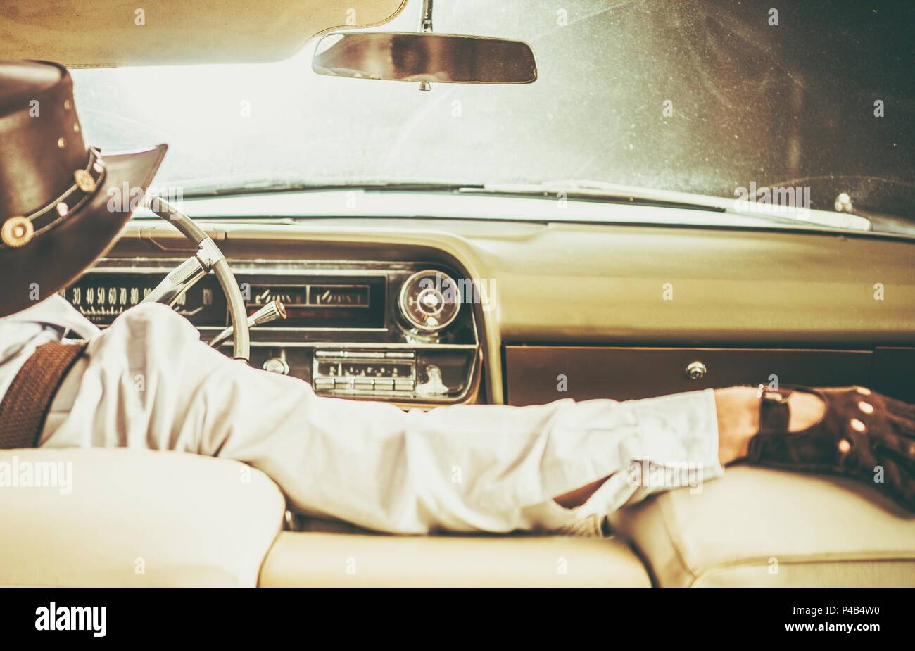 Cowboy auf dem Weg in die klassische Convertible amerikanische Fahrzeug. Stockfoto