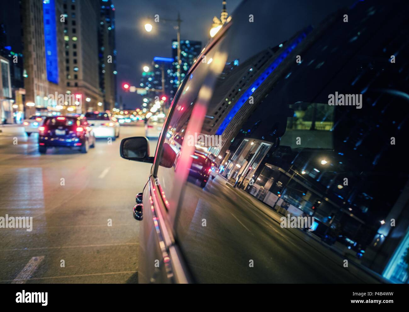 Erkunden Sie die Stadt bei Nacht. Spät abends mit dem Auto in der Innenstadt. Stockfoto