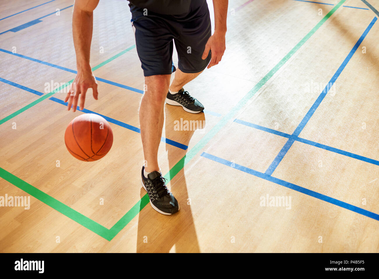 Erntegut Mann dribbling Basketball Ball Stockfoto