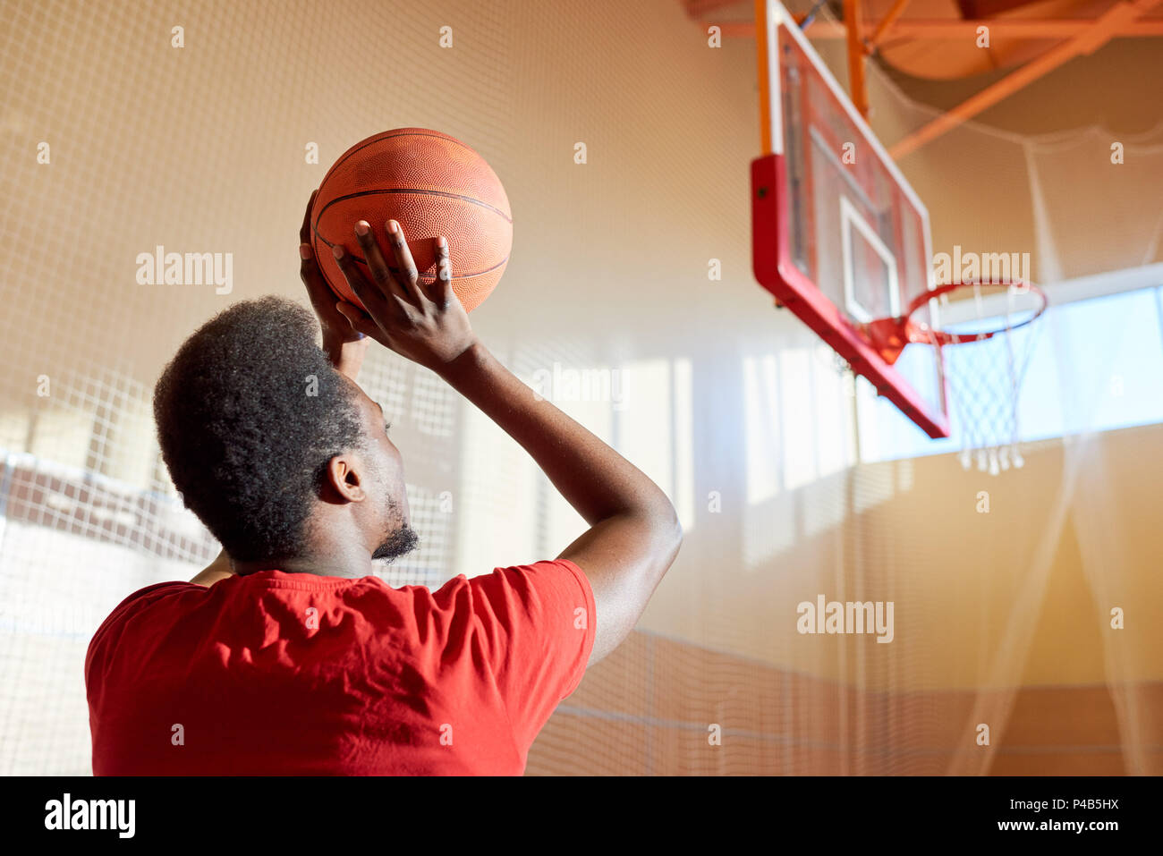 Schwarzer Mann werfen Basketball Ball Stockfoto