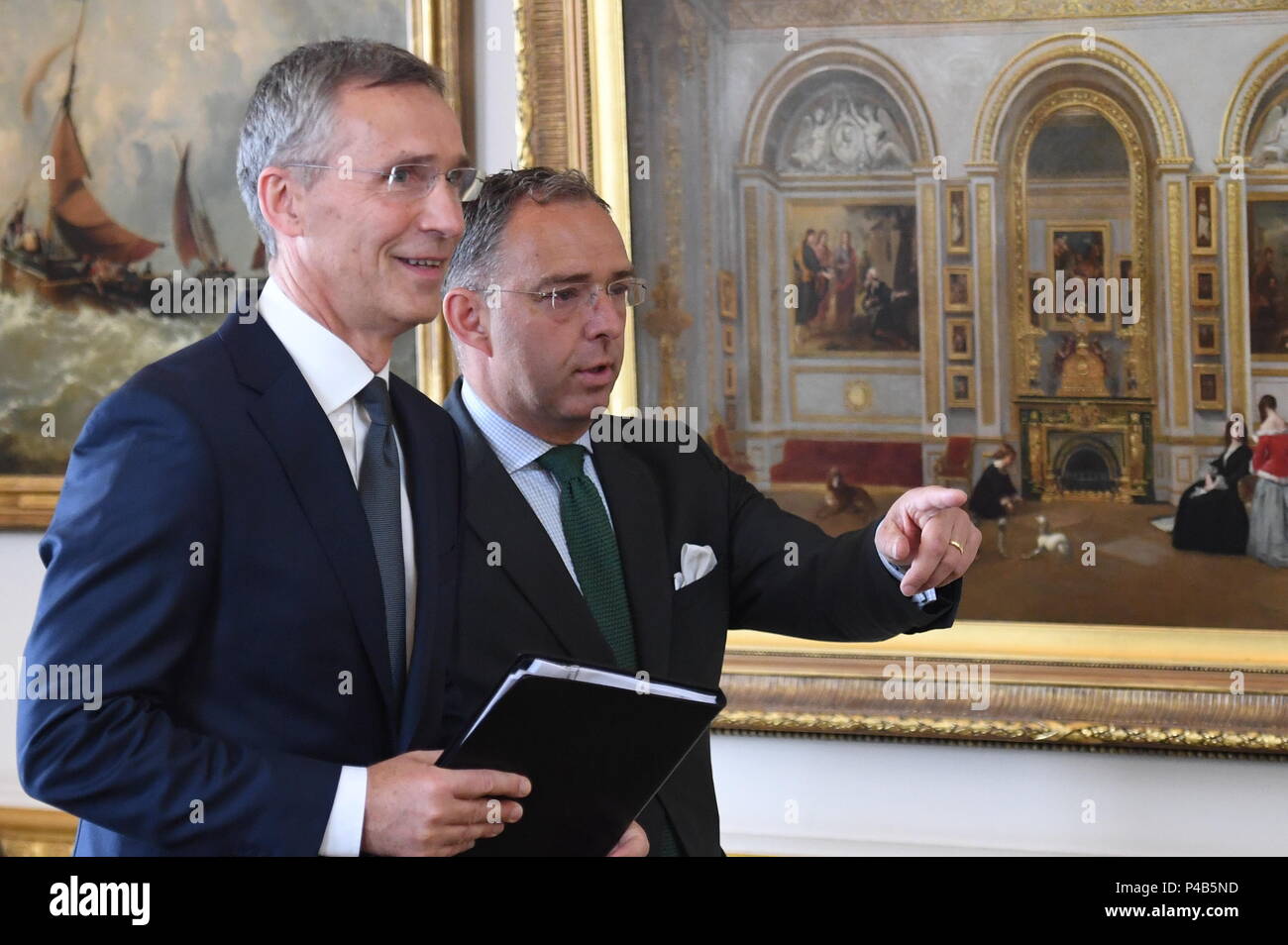 NATO-Generalsekretär Jens Stoltenberg (links) kommt im Lancaster House in London, wo er eine Rede, die den westlichen Verbündeten ansprechen wird, weiterhin die Interessen der gemeinsamen Sicherheit zu arbeiten zu geben, trotz einer Reihe von öffentlichen Gräben zwischen den USA und der anderen Mitgliedstaaten. Stockfoto