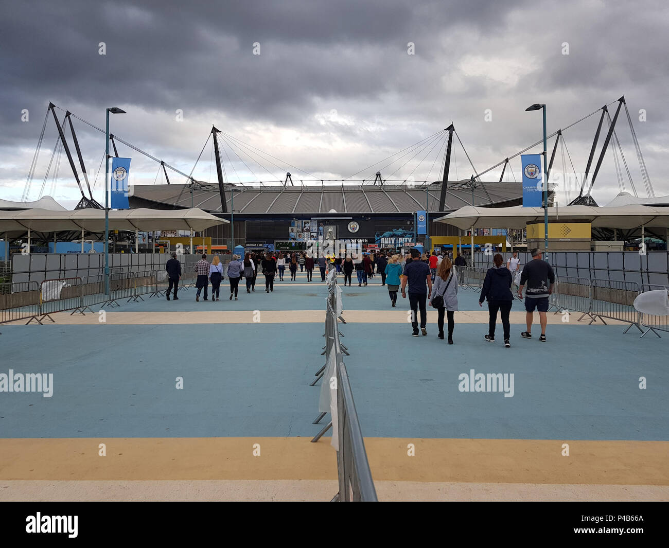 Manchester, England, UK, 19. Juni 2018: Gäste, die für die Foo Fighters Konzert in der Etihad Stadium. Stockfoto