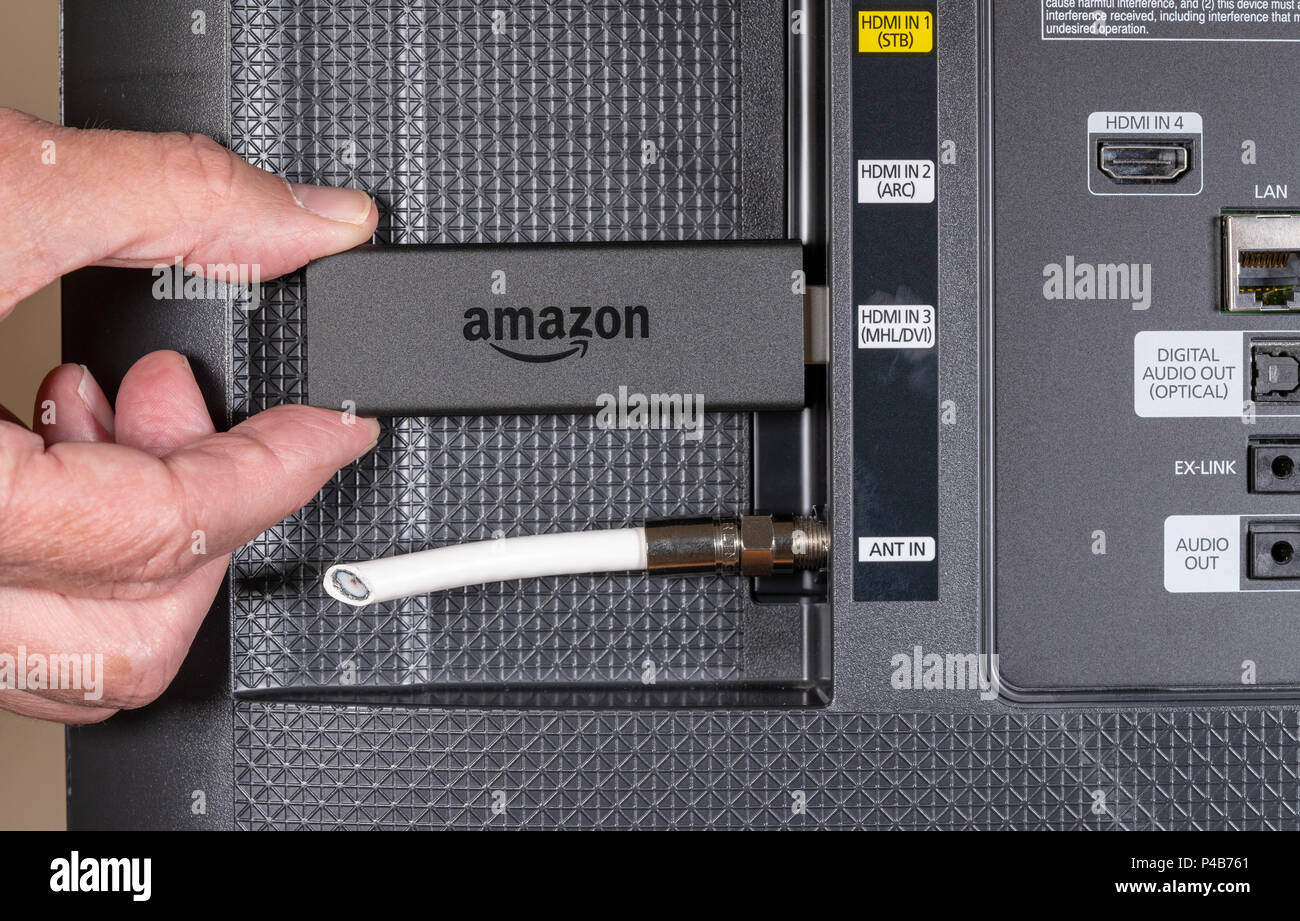 Ältere Menschen Hand einfügen Amazon Feuer-TV Gerät Stockfoto