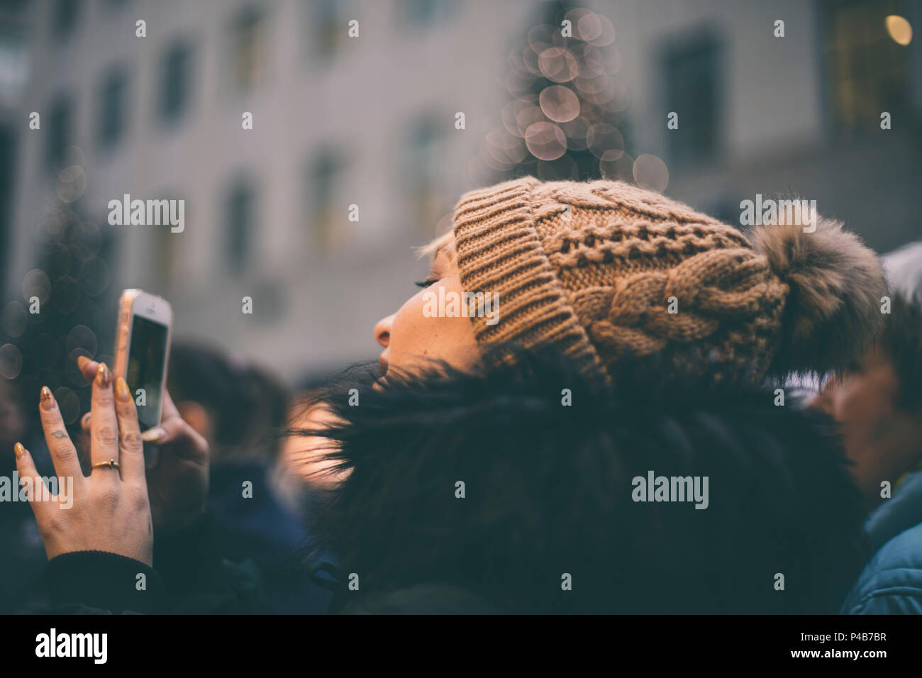 Frau Fotos mit Ihrem Handy auf Manhattan Weihnachten Stockfoto