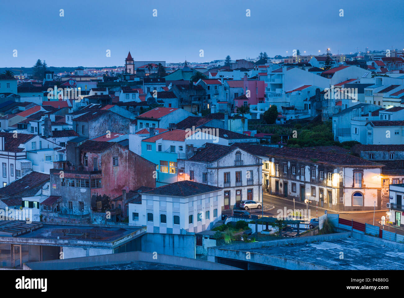 Portugal, Azoren, Sao Miguel, Ponta Delgada, Hochstraße, Dämmerung Stockfoto