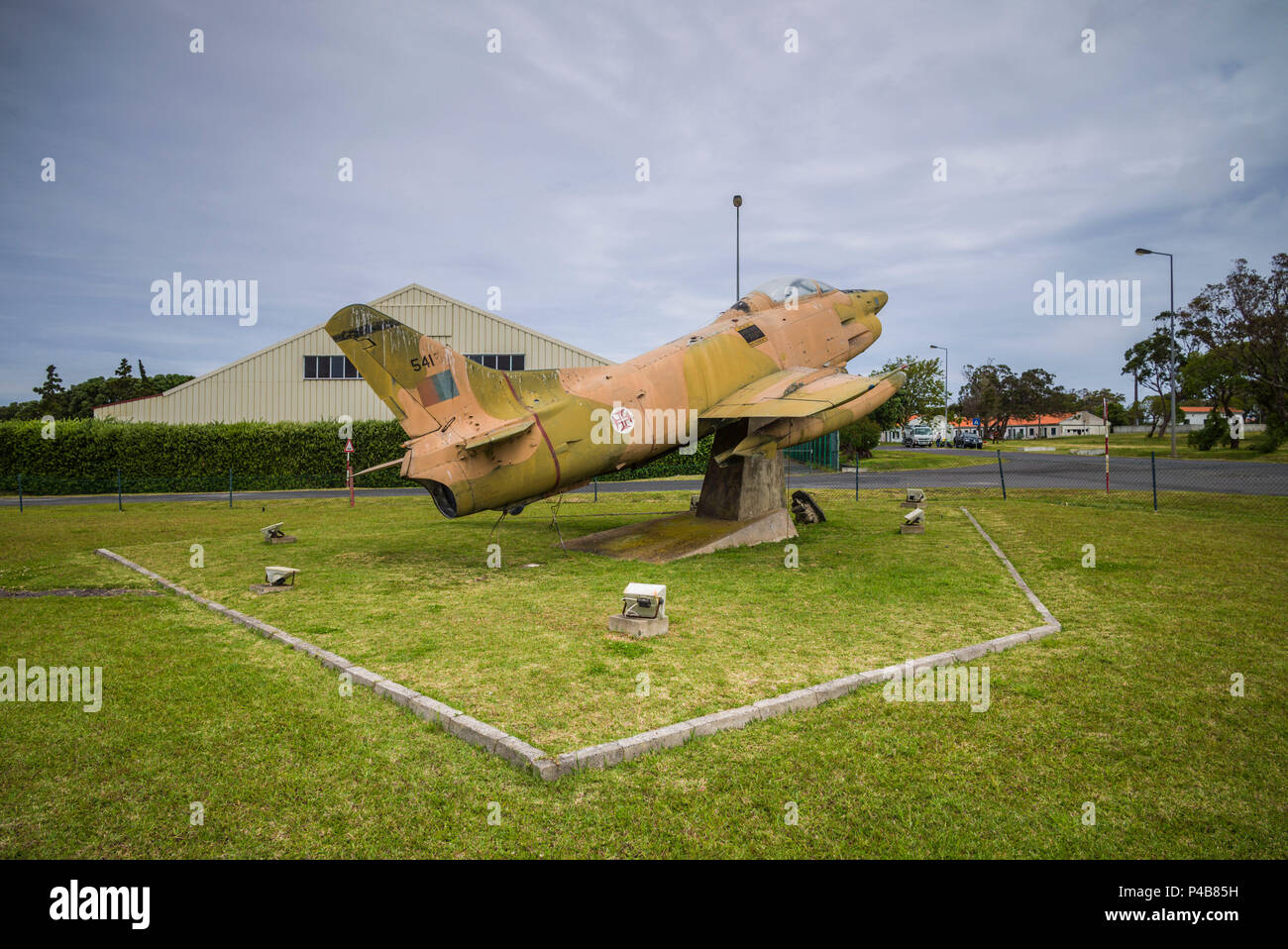 Portugal, Azoren, Santa Maria Island, Vila do Porto, Denkmal der alten portugiesischen Luftwaffe Fiat G-91 Fighter Hotel am Flughafen Stockfoto