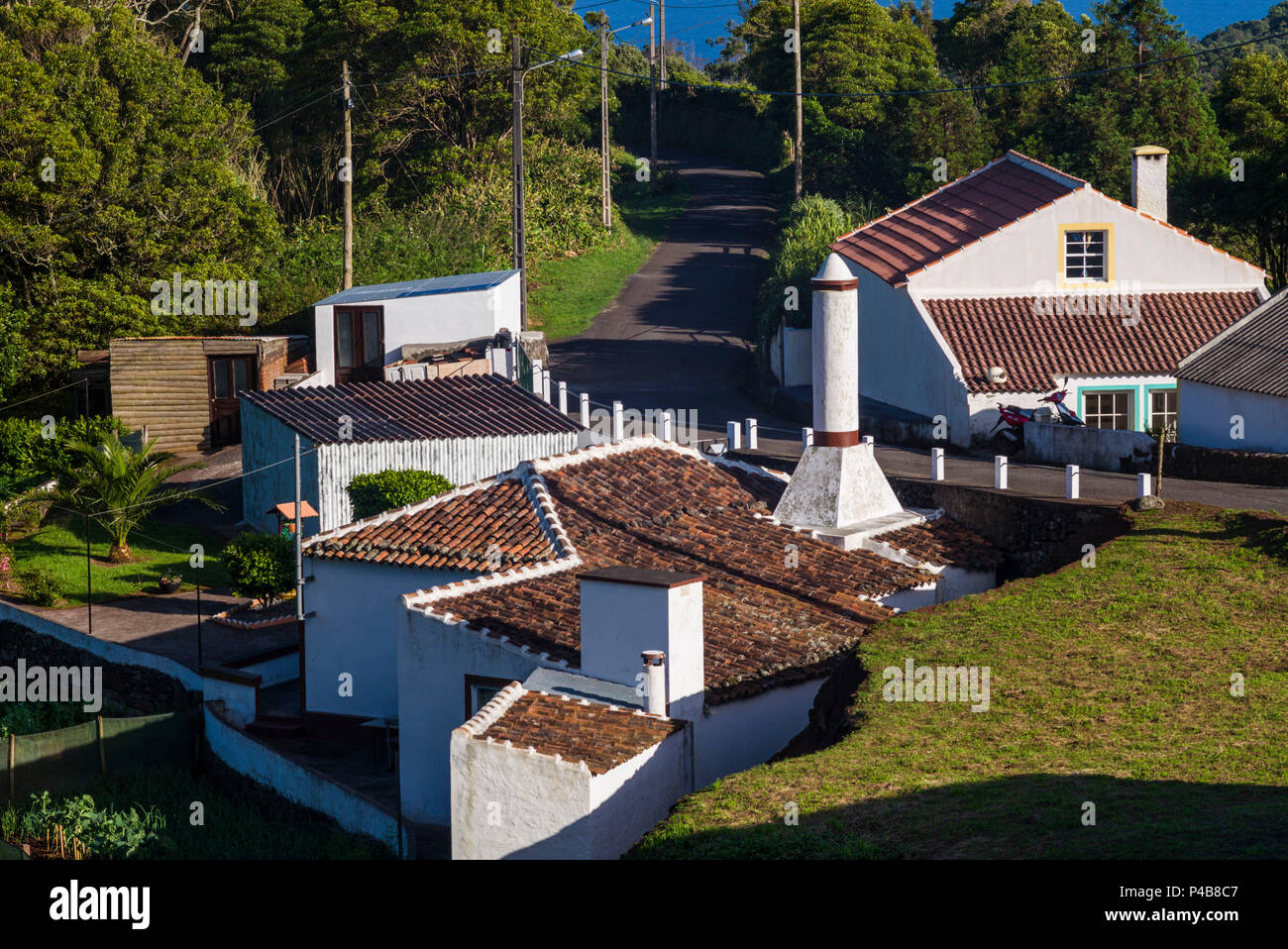 Portugal, Azoren, Santa Maria Island, Gloria, Häuser mit traditionellen Azoren Schornsteine Stockfoto