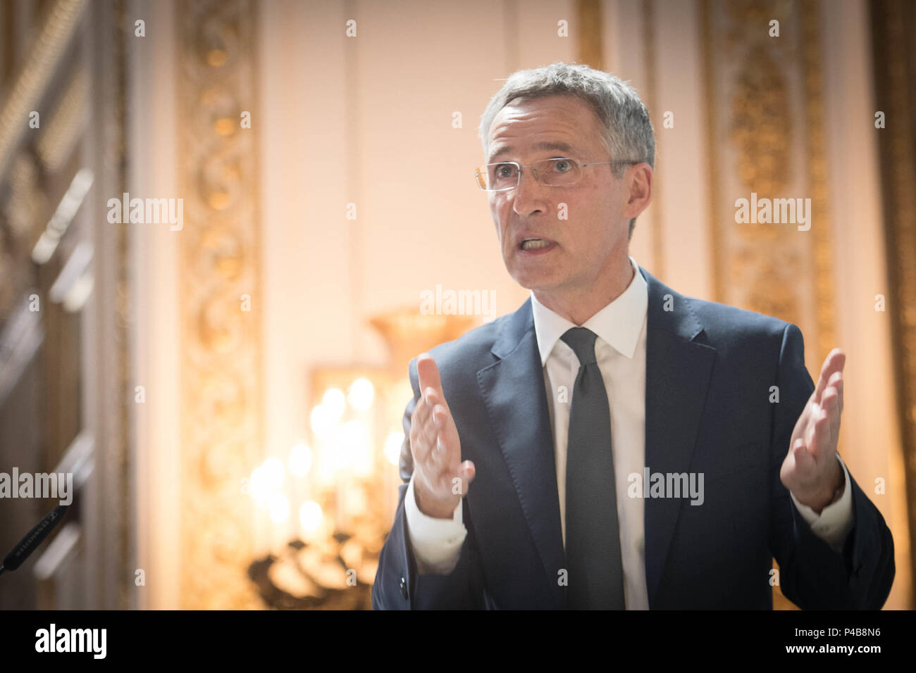 NATO-Generalsekretär Jens Stoltenberg eine Rede im Lancaster House in London, wo er den westlichen Verbündeten appelliert, weiterhin gemeinsam im Interesse der gemeinsamen Sicherheit zu arbeiten, trotz einer Reihe von öffentlichen Gräben zwischen den USA und der anderen Mitgliedstaaten. Stockfoto