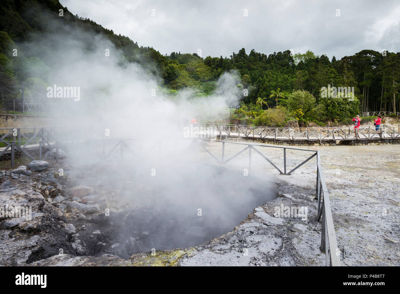 Portugal, Azoren, Sao Miguel, Furnas, Lago das Furnas Lake, Lakeside caldeiras, vulkanische Aktivität Stockfoto