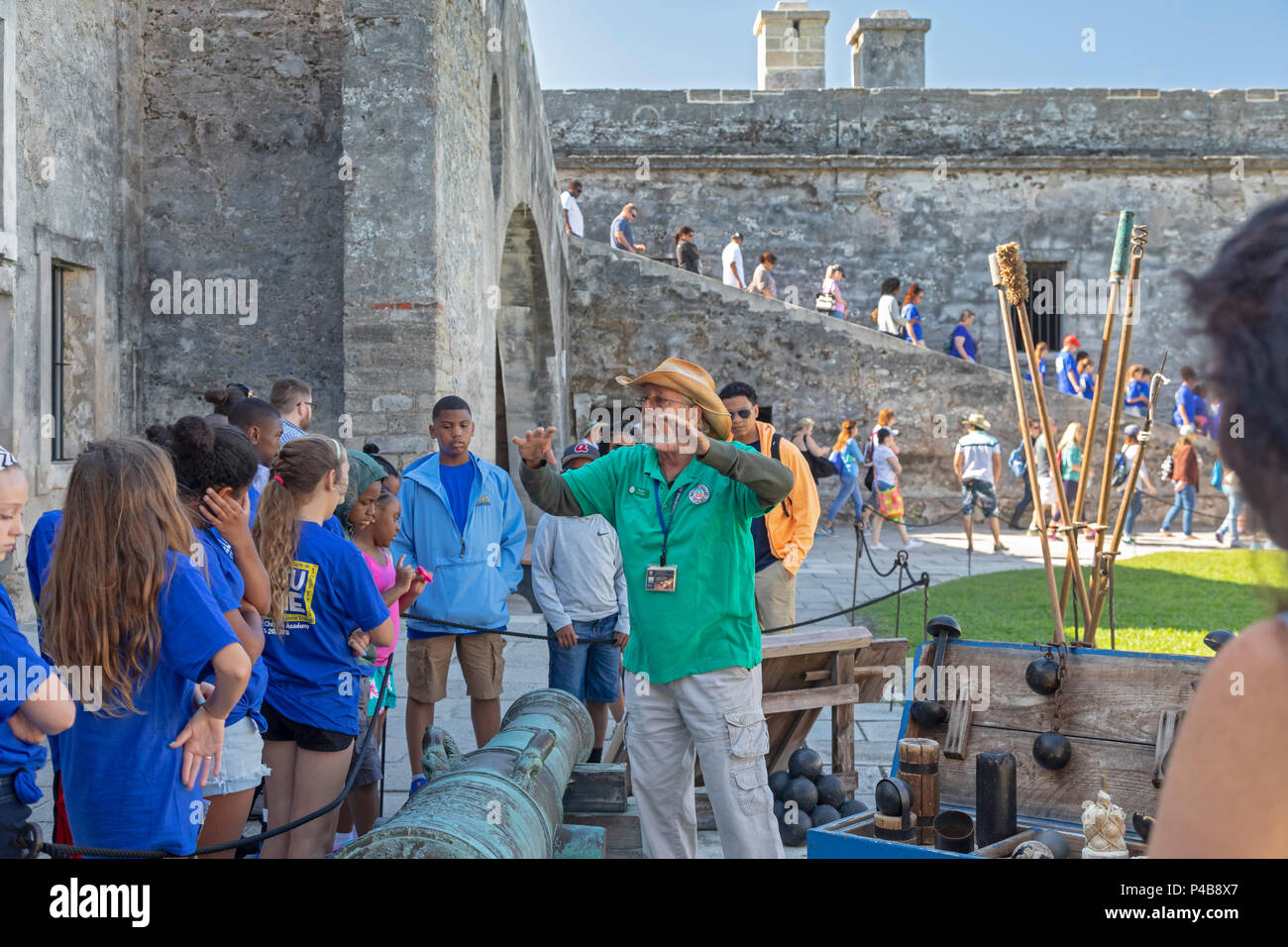 St. Augustine, Florida - ein Führer spricht mit Studenten über die Waffen, die im Castillo de San Marcos. Die spanische gebaut Das fort, jetzt ein nationales Monume Stockfoto