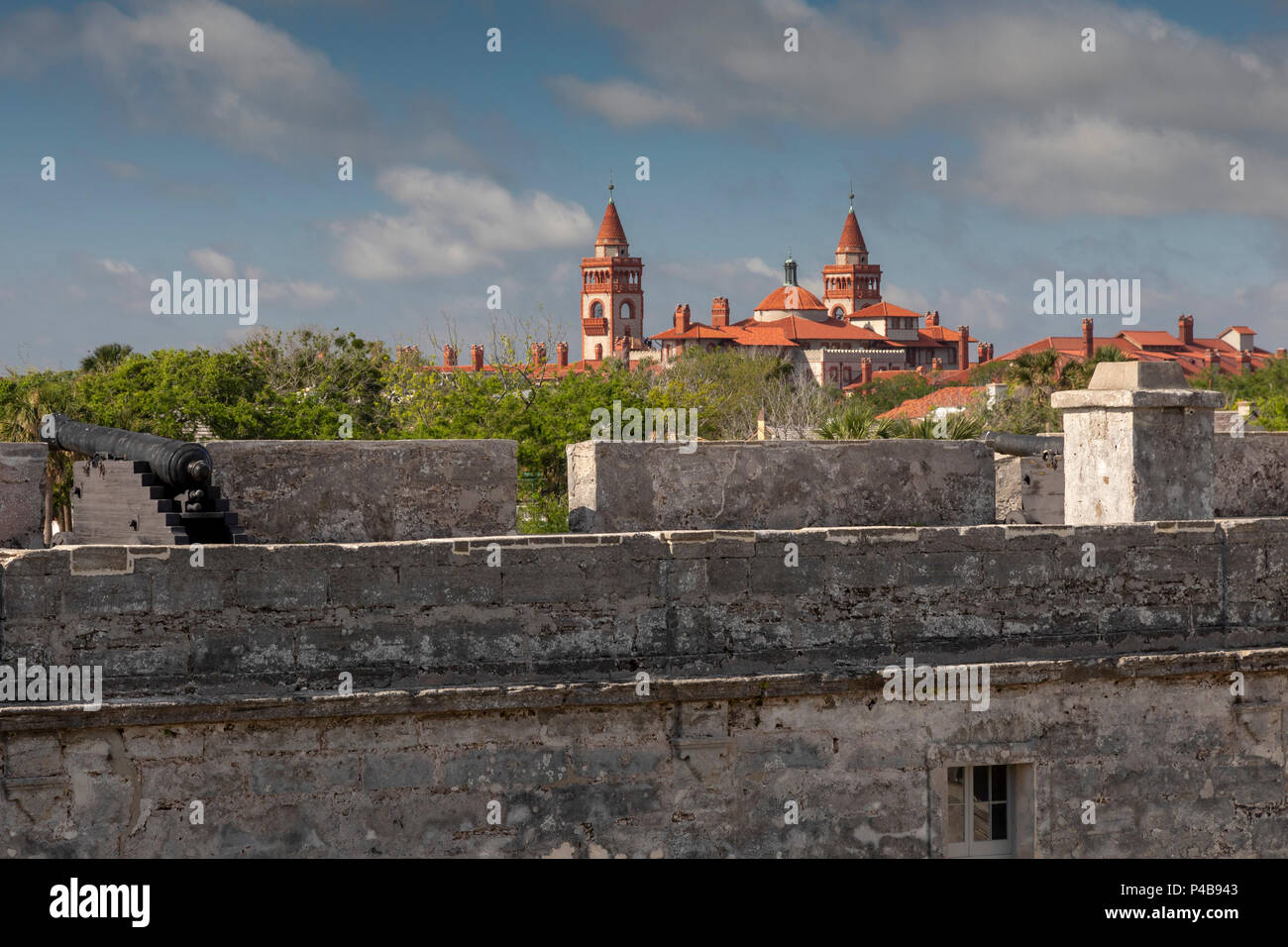 St. Augustine, Florida - Flagler College, jenseits der Mauern des Castillo de San Marcos, der Spanischen das Fort erbaut, heute ein nationales Denkmal, in den späten Stockfoto