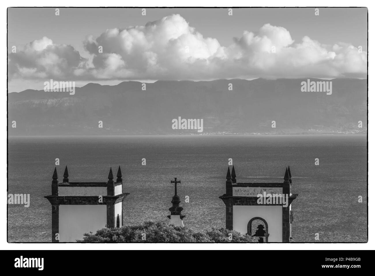Portugal, Azoren, Insel Sao Jorge, Urzelina, Stadt, Kirche und die Insel Pico, Erhöhte Ansicht Stockfoto