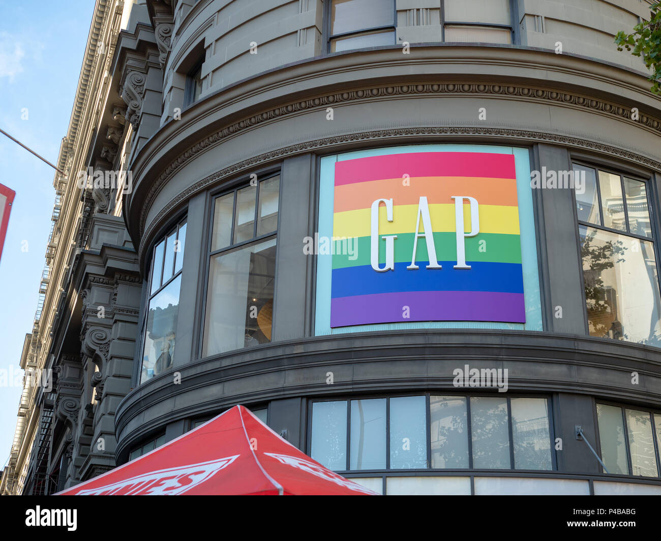 SAN FRANCISCO, Ca - Juni 8, 2018: GAP Clothing Store Logo storefront in der Gay Pride Farbschema konvertiert Stockfoto