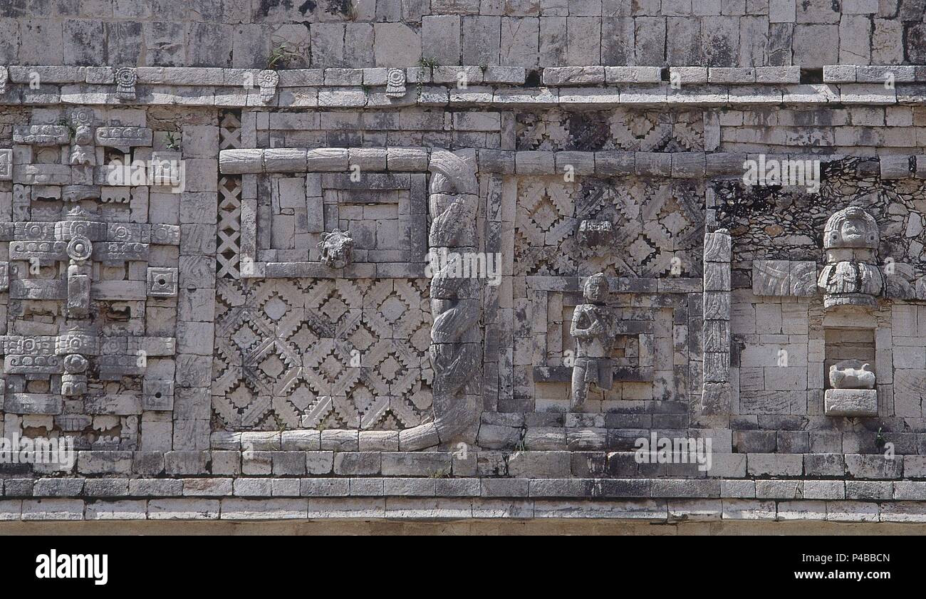 CUADRANGULO MONJAS - EDIFICIO DE PONIENTE - FRISO DET SERPIENTE. Lage: CUADRANGULO DE LAS MONJAS, Uxmal, CIUDAD DE MEXICO. Stockfoto