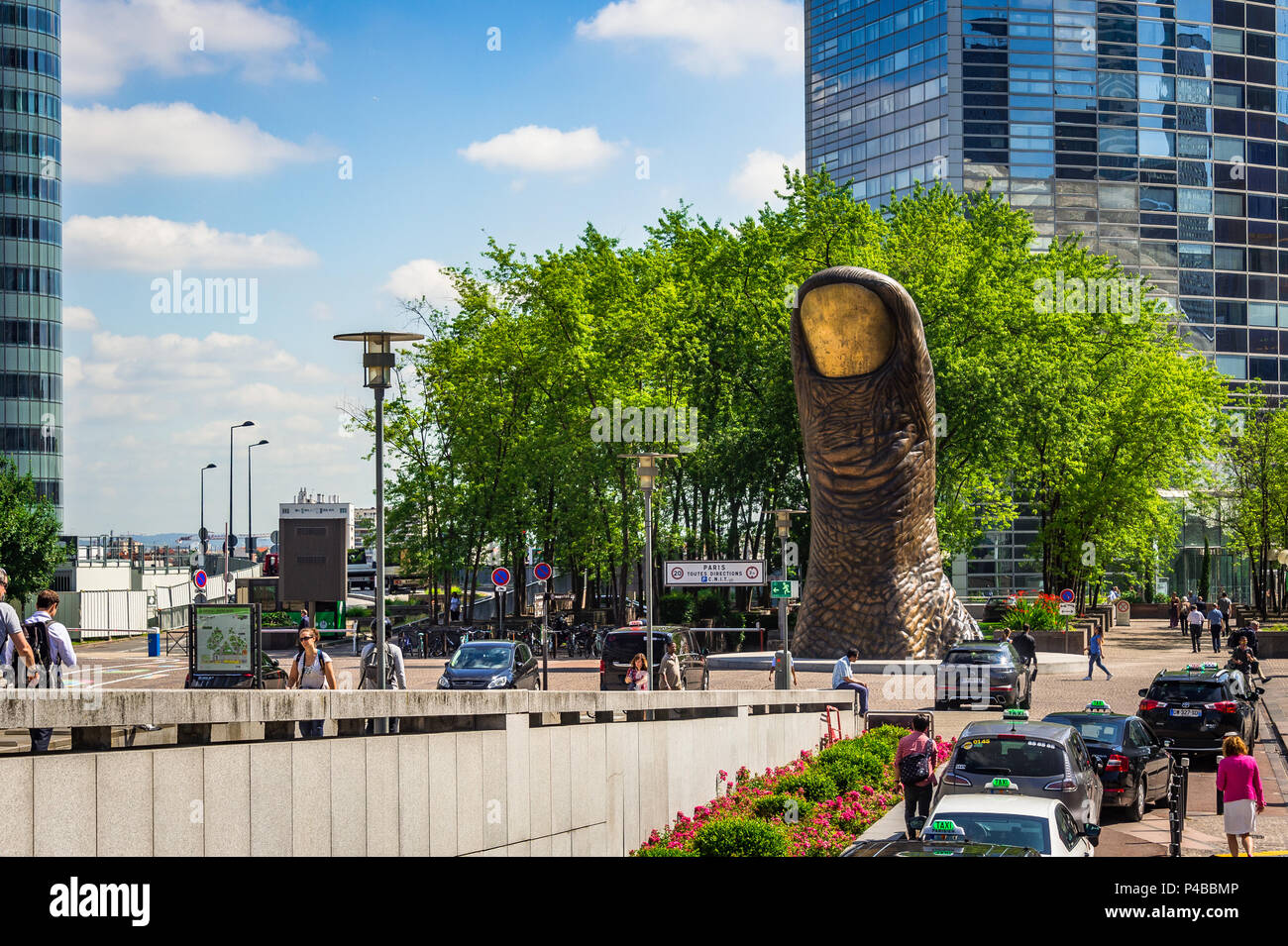 'Le Pouce" ist Bronze Skulptur von Cesar. Aus modelliert sein Daumen steht es in La Défense in Paris, Frankreich Stockfoto