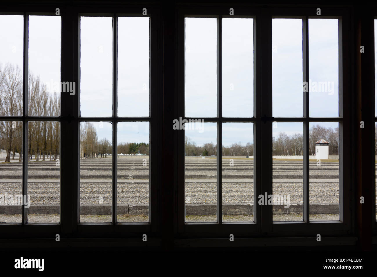 Dachau, Kz, Blick durch das Fenster des Gefangenen Baracke zu anderen 32  Baracken, die durch konkrete Grundlagen angegeben sind, Oberbayern, Bayern,  Deutschland Stockfotografie - Alamy