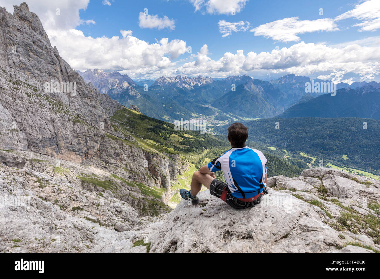 Europa, Italien, Venetien, Agordino, Bergsteiger stellt das Panorama am Ende der Ferrata Stella Alpina auf dem Monte Agner, Pale di San Martino, Dolomiten Stockfoto