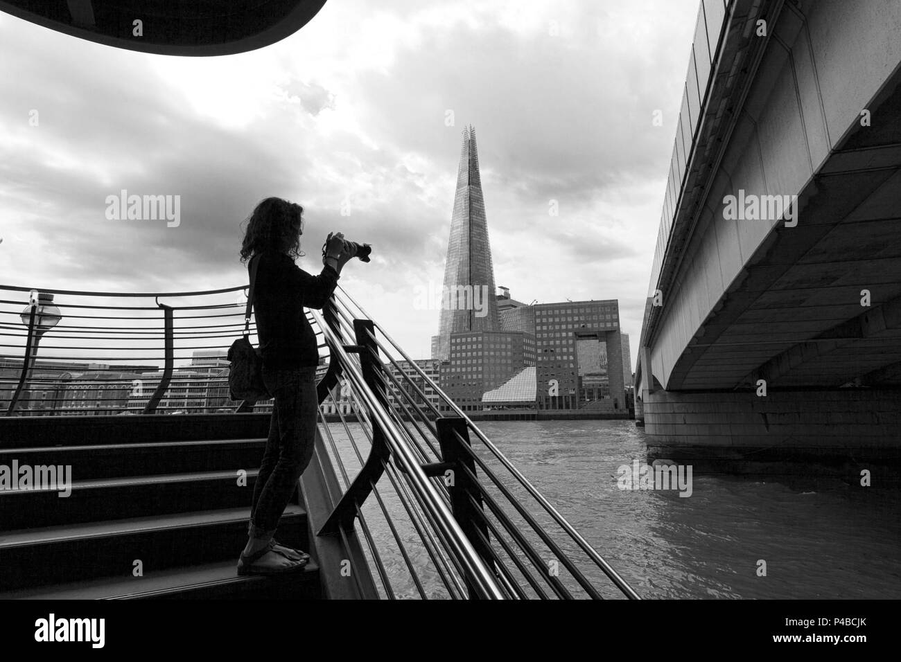Ein Tourist fotografieren die London Bridge mit Shard auf dem Hintergrund, London, Großbritannien, Großbritannien Stockfoto