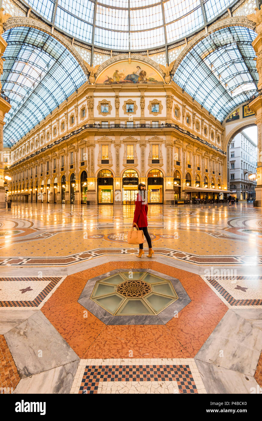 Frau wandern in der Galleria Vittorio Emanuele II Shopping Mall, Mailand, Lombardei, Italien Stockfoto