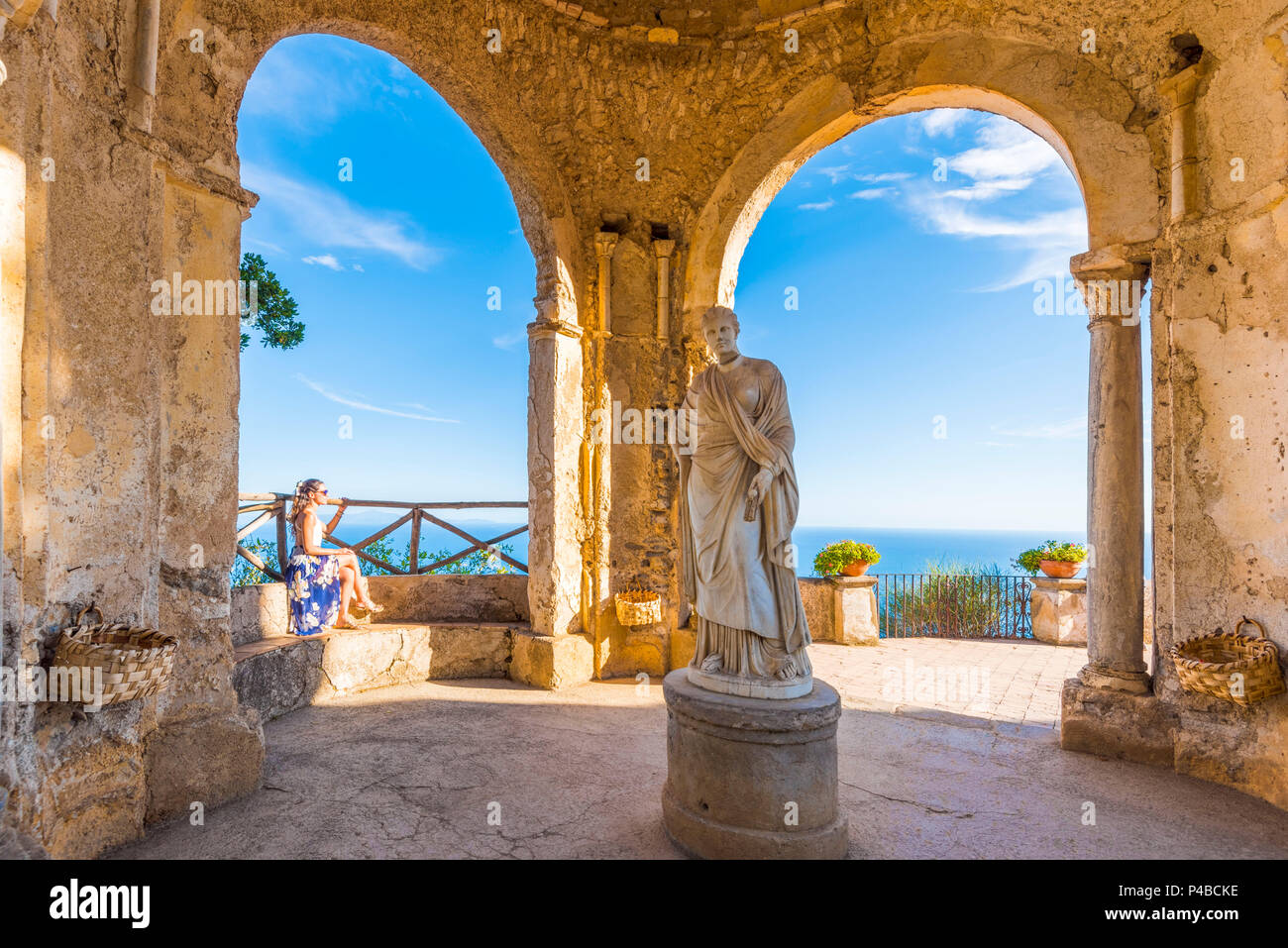 Villa Cimbrone, Ravello, Amalfi, Salerno, Kampanien, Italien. Mädchen in den Tempel der Ceres Göttin sitzend Stockfoto