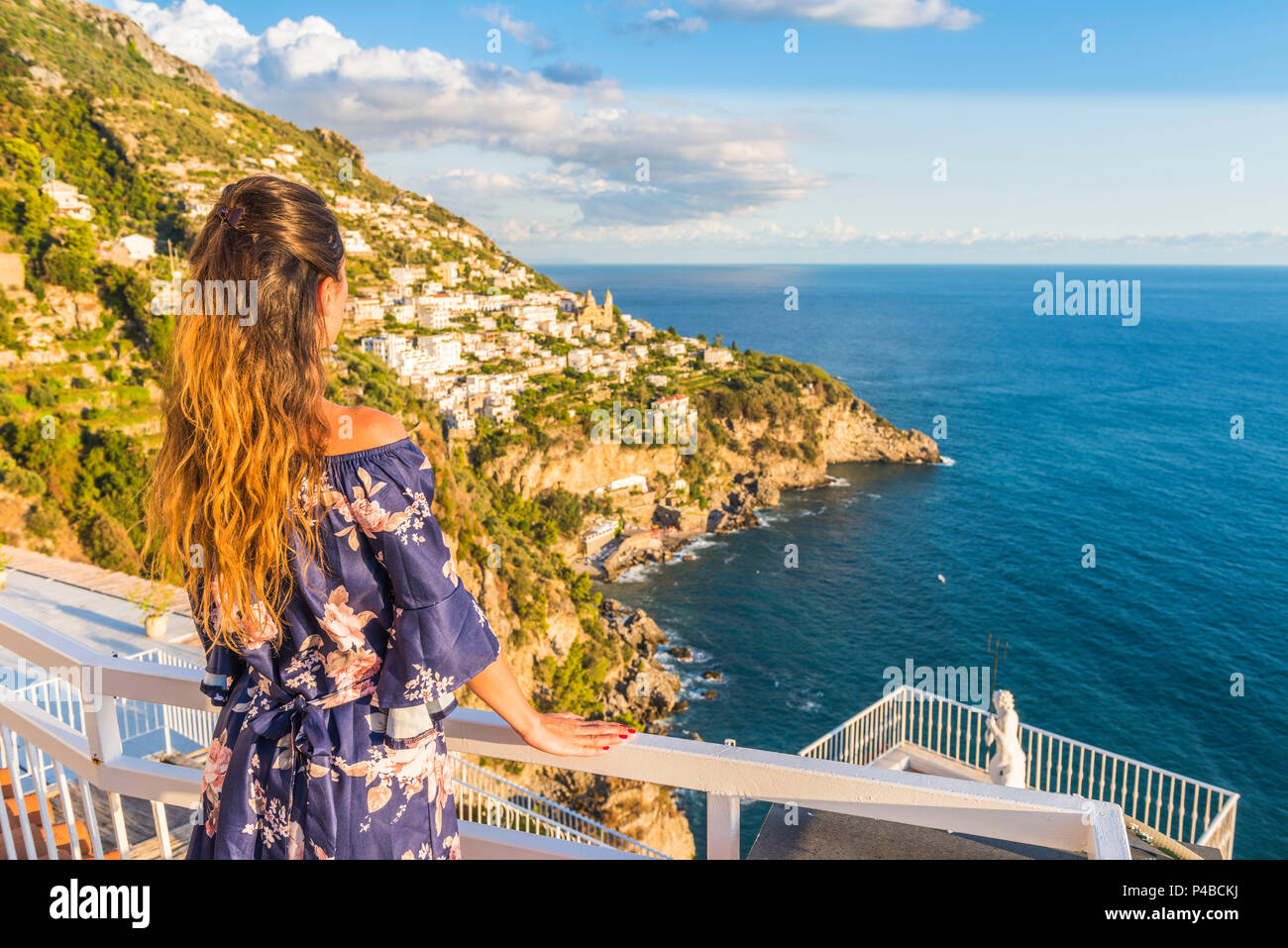 Praiano, Amalfi, Salerno, Kampanien, Italien. Anzeigen von Praiano Dorf und die Küste bei Sonnenuntergang Stockfoto