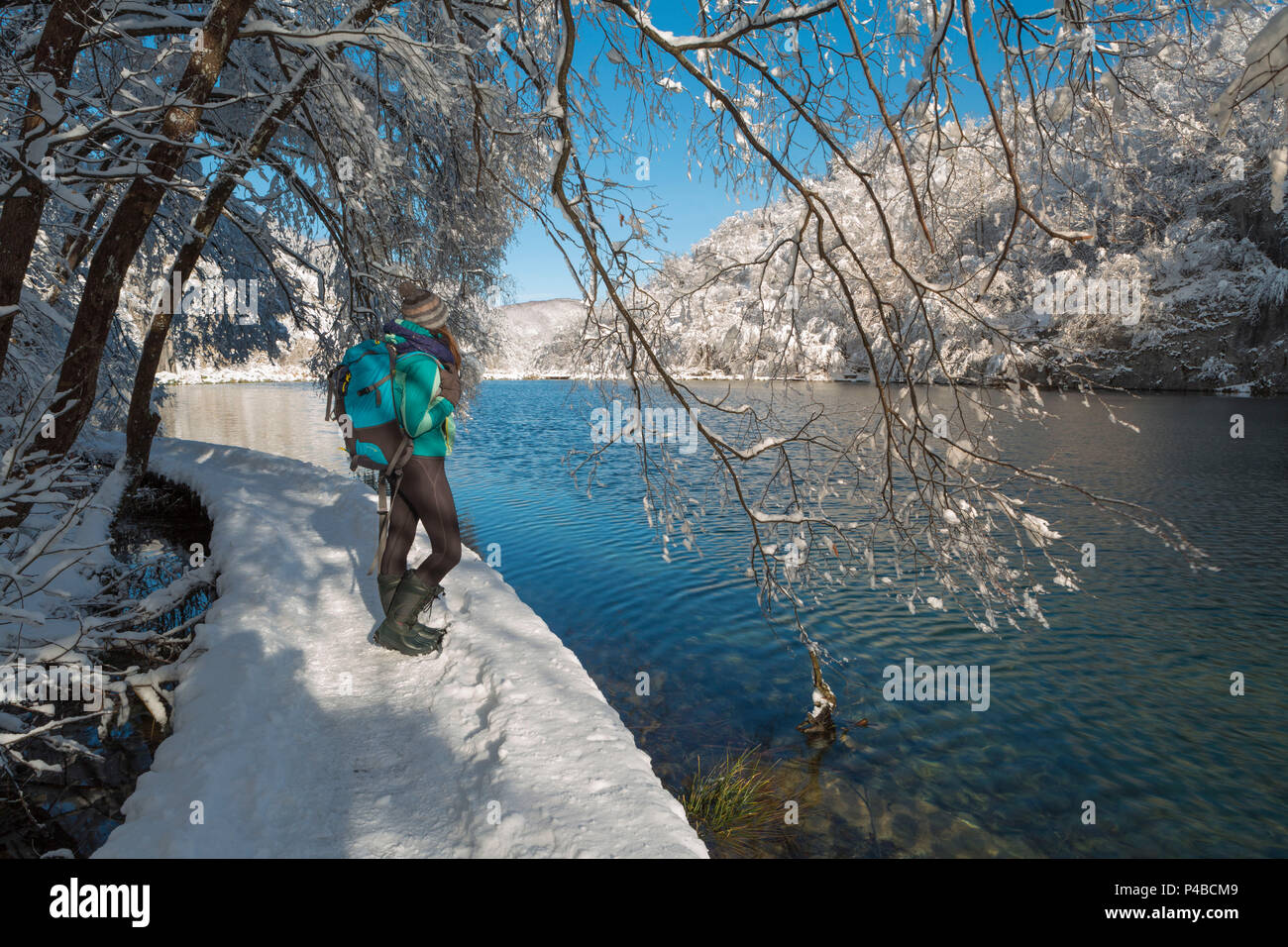 Frau besuchen den Nationalpark Plitvicer Seen im Winter, Plitvicka Jezera, Lika und der Grafschaft von Senj, Kroatien Stockfoto
