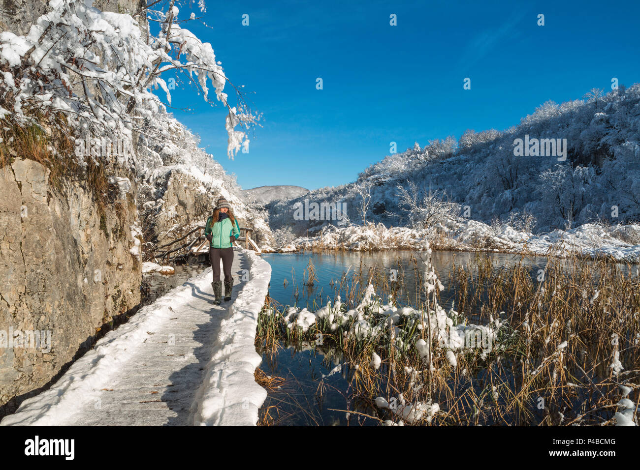 Frau auf einem Holzsteg der Plitvicer Seen Nationalpark Plitvicka Jezera, Lika und der Grafschaft von Senj, Kroatien Stockfoto