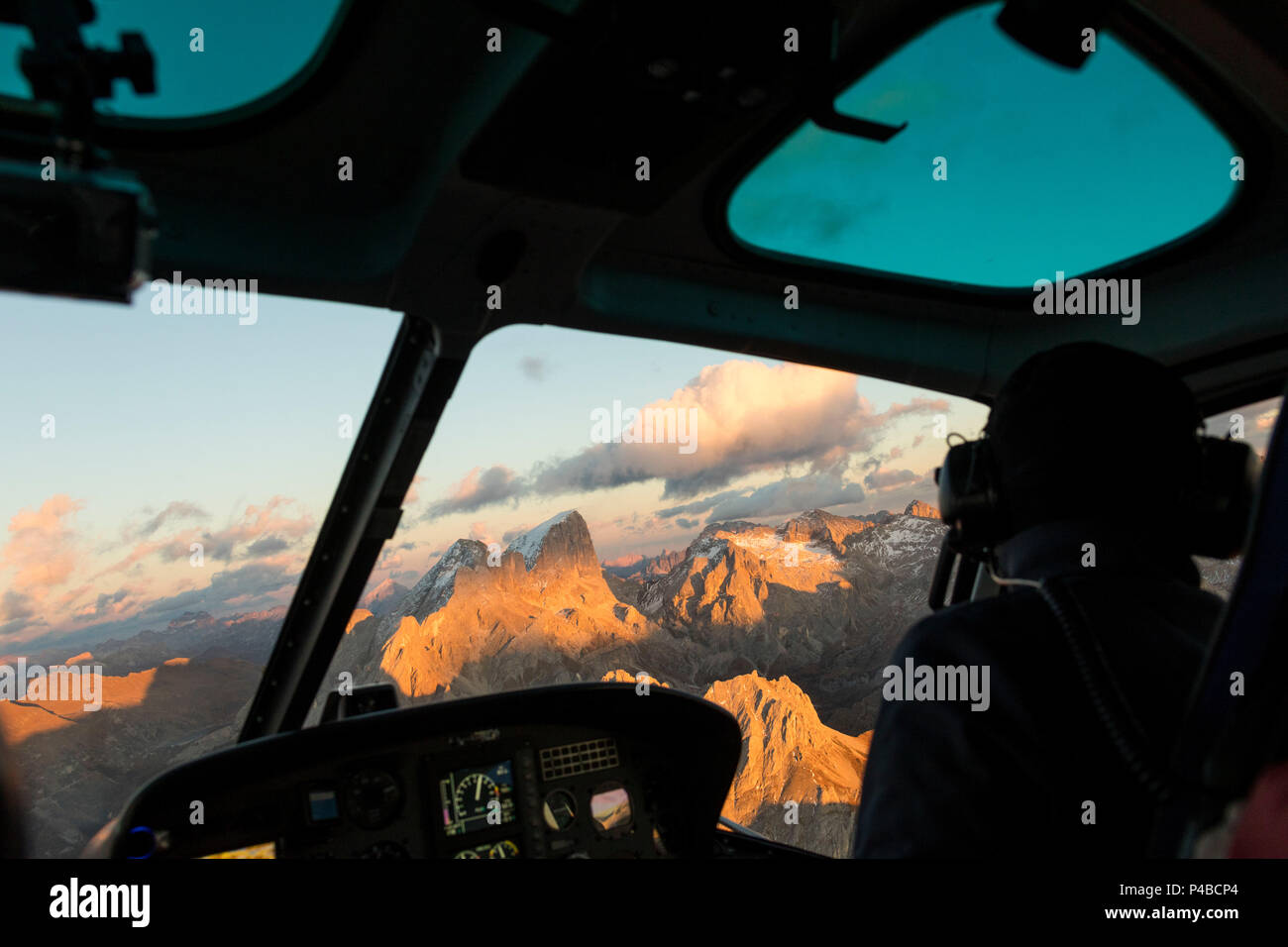 Innenraum des Cockpits der Heli im Flug auf die Dolomiten, Südtirol, Italien Stockfoto