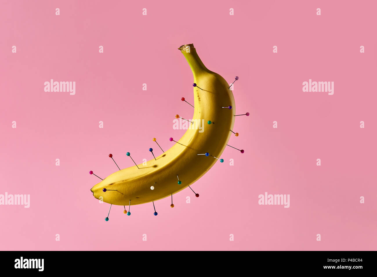Banane mit bunten Stiften Stockfoto